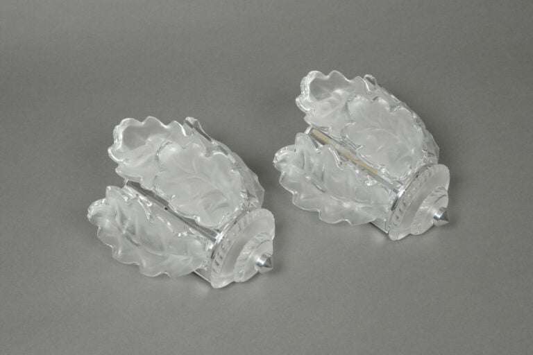 LALIQUE France - Paire d'appliques en verre blanc moulé pressé satiné mat et br…
