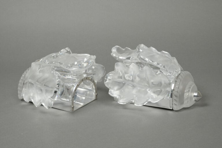 LALIQUE France - Paire d'appliques en verre blanc moulé pressé satiné mat et br…
