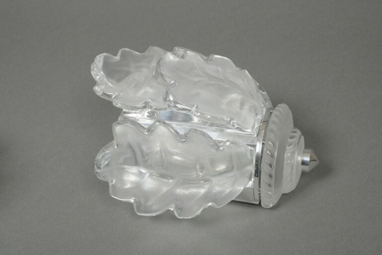 LALIQUE France - Paire d'appliques en verre blanc moulé pressé satiné mat et br…