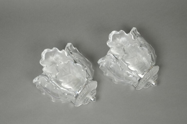 LALIQUE France - Paire d'appliques en verre blanc moulé pressé satiné mat et br…