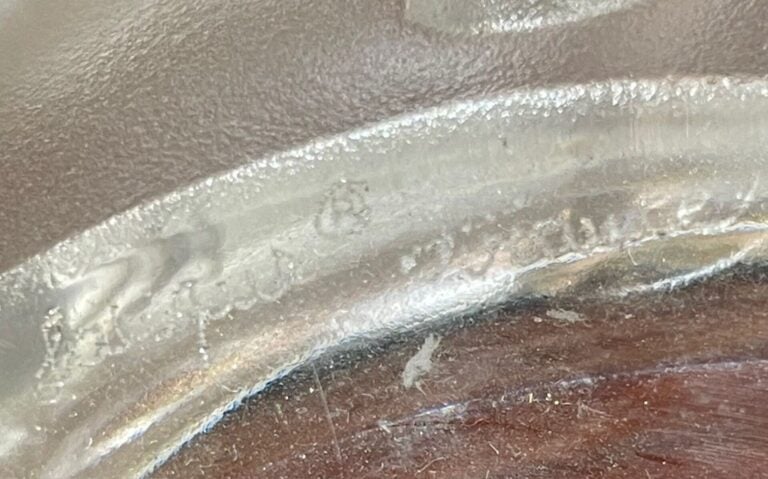 LALIQUE FRANCE - Vase modèle Luxembourg en verre moulé pressé satiné mat représ…