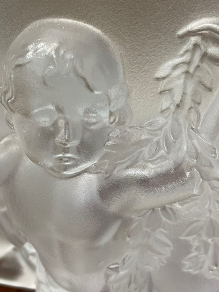 LALIQUE FRANCE - Vase modèle Luxembourg en verre moulé pressé satiné mat représ…