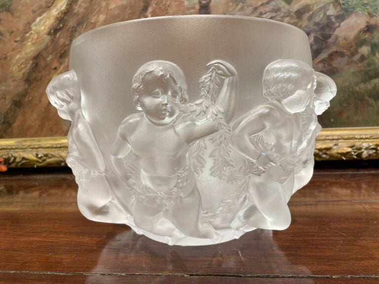 LALIQUE FRANCE - Vase modèle Luxembourg en verre moulé pressé satiné mat représ…