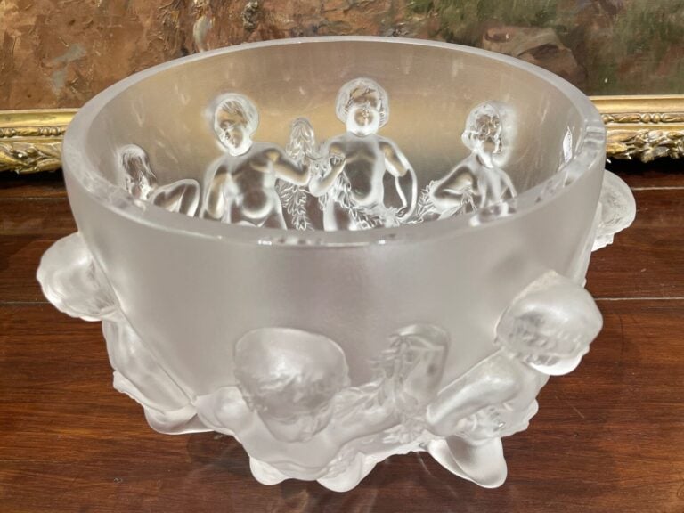 LALIQUE FRANCE - Vase modèle Luxembourg en verre moulé pressé satiné mat représ…