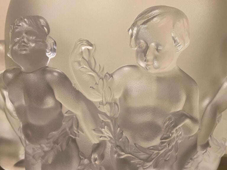 LALIQUE FRANCE - Vase modèle Luxembourg en verre moulé pressé satiné mat représ…