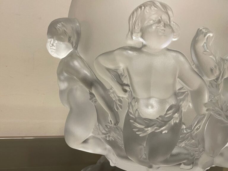 LALIQUE FRANCE - Vase modèle Luxembourg en verre moulé pressé satiné mat représ…