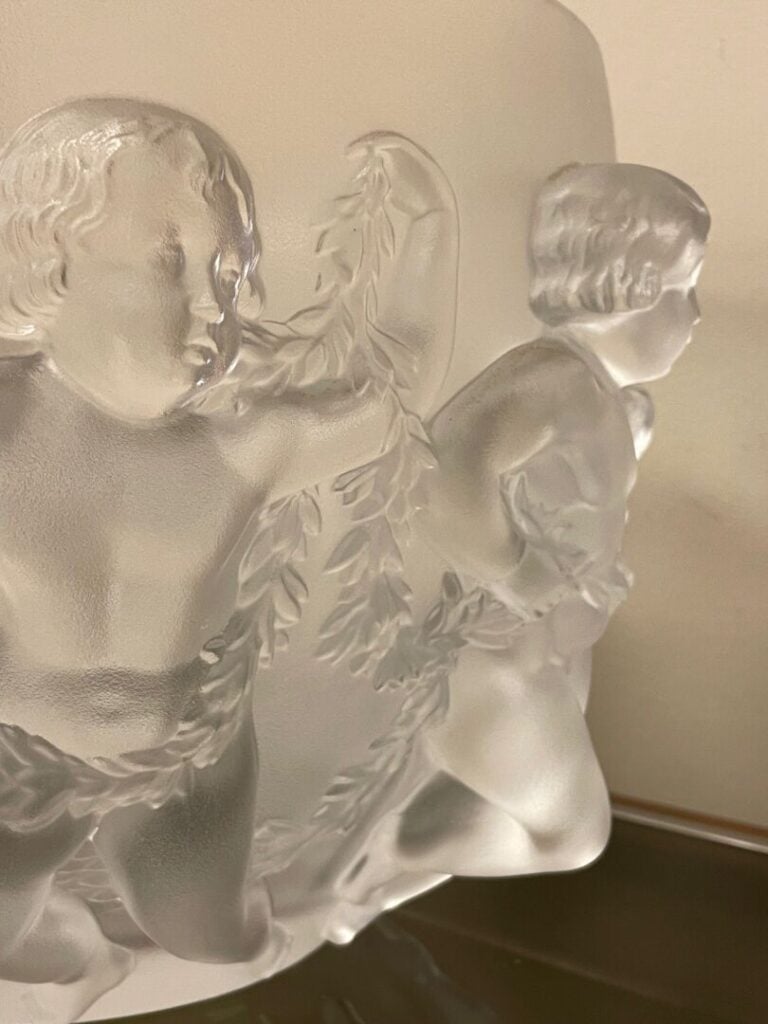 LALIQUE FRANCE - Vase modèle Luxembourg en verre moulé pressé satiné mat représ…