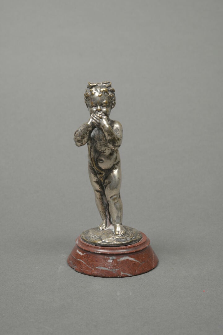Louis KLEY (XIXe siècle) - Sujet figurant une fillette avec un noeud en bronze…