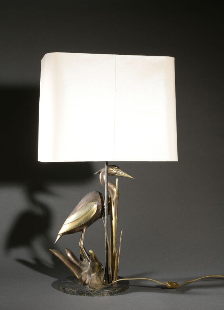 MAISON CHARLES, dans le goût - Héron dans un paysage - Lampe en métal doré pati…