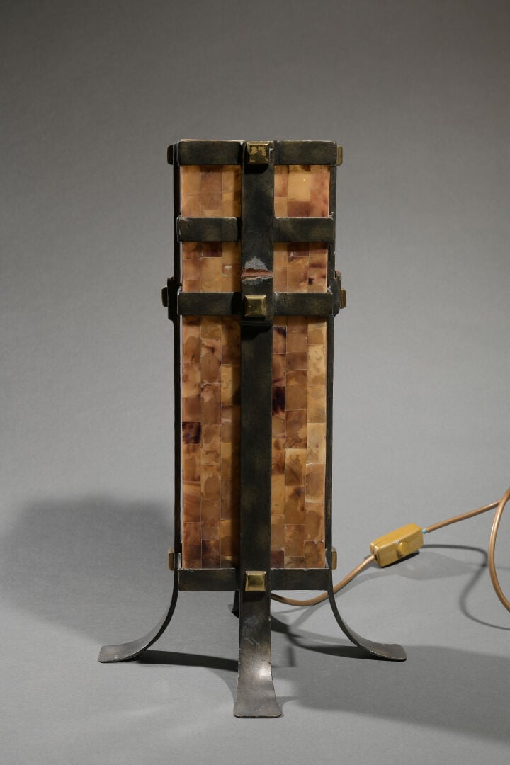 MAITLAND SMITH - Lampe à section carrée à décor mosaïqué en résine translucide,…