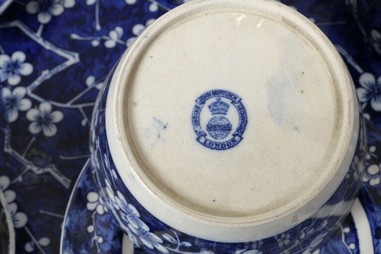 MINTON - Service à thé égoïste en faïence à décor de branches de pommier en fle…