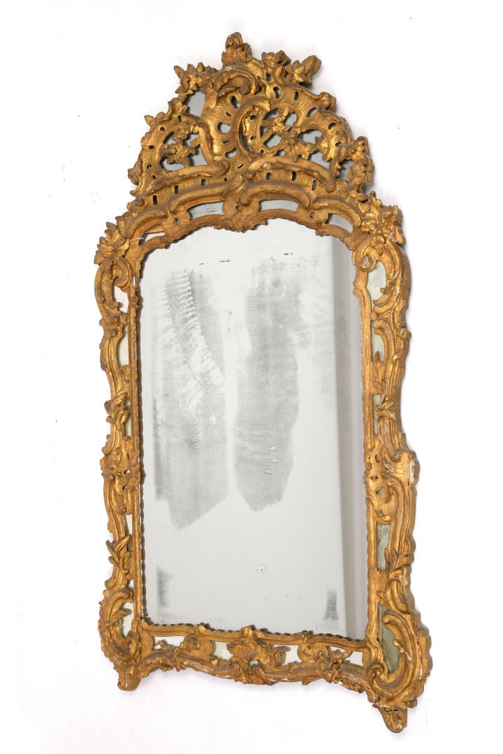 Miroir à parecloses en bois et stuc doré orné d'acanthes et enroulements feuill…