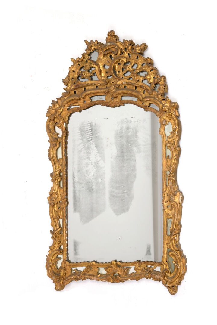 Miroir à parecloses en bois et stuc doré orné d'acanthes et enroulements feuill…