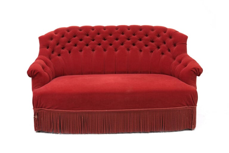 Mobilier de salon comprenant un canapé et deux chauffeuses, garniture de velour…