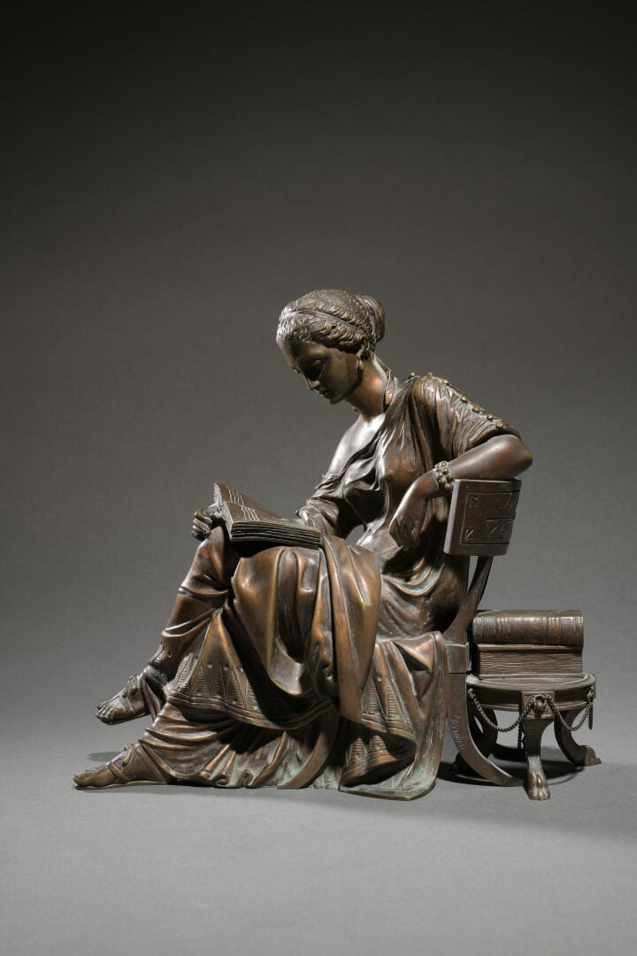 MOREAU (XIXe siècle) - Sujet en bronze représentant une liseuse assise - Signé…
