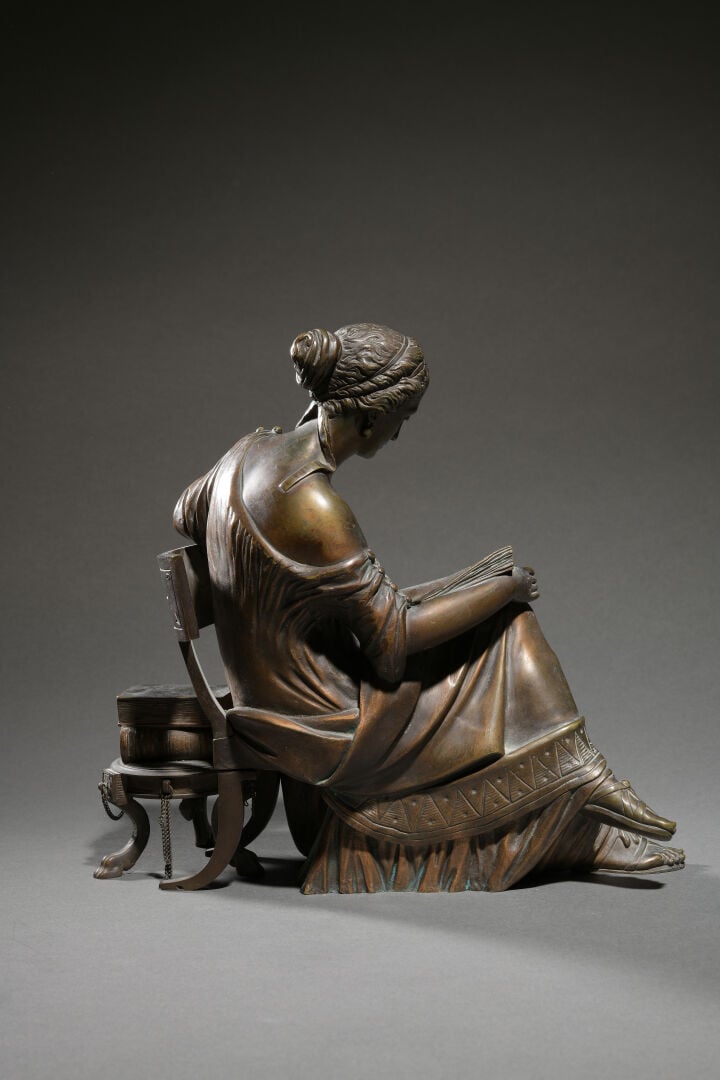 MOREAU (XIXe siècle) - Sujet en bronze représentant une liseuse assise - Signé…