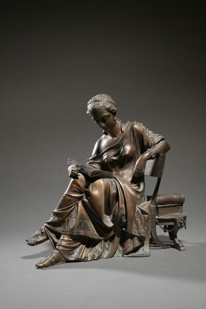 MOREAU (XIXe siècle) - Sujet en bronze représentant une liseuse assise - Signé…