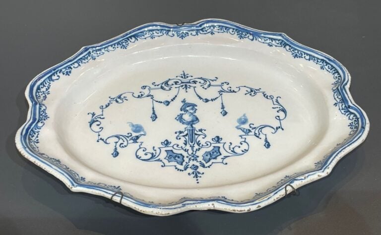 MOUSTIERS - Plat ovale à bord contourné en faïence décoré en camaïeu bleu dans…