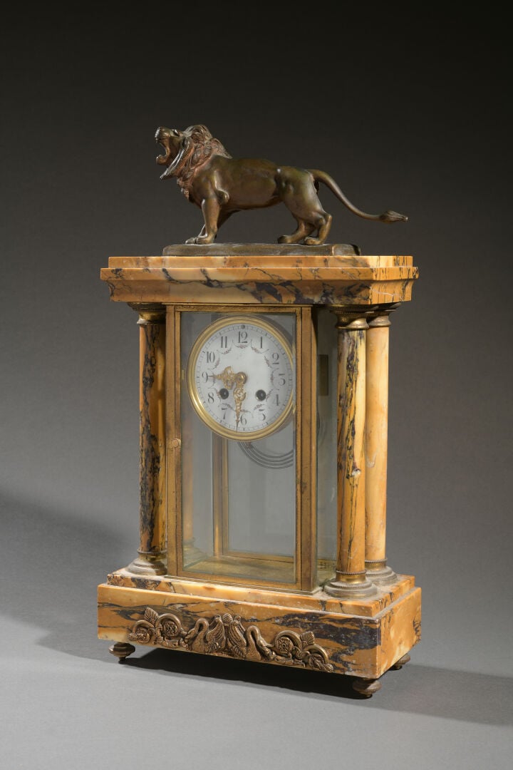 Pendule portique en marbre jaune de Sienne sommée d'un lion en bronze patiné si…