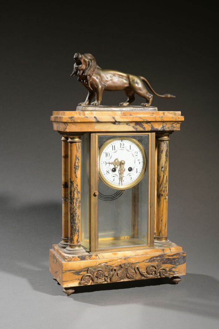 Pendule portique en marbre jaune de Sienne sommée d'un lion en bronze patiné si…