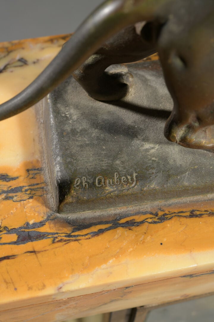 Pendule portique en marbre jaune de Sienne sommée d'un lion en bronze patiné si…