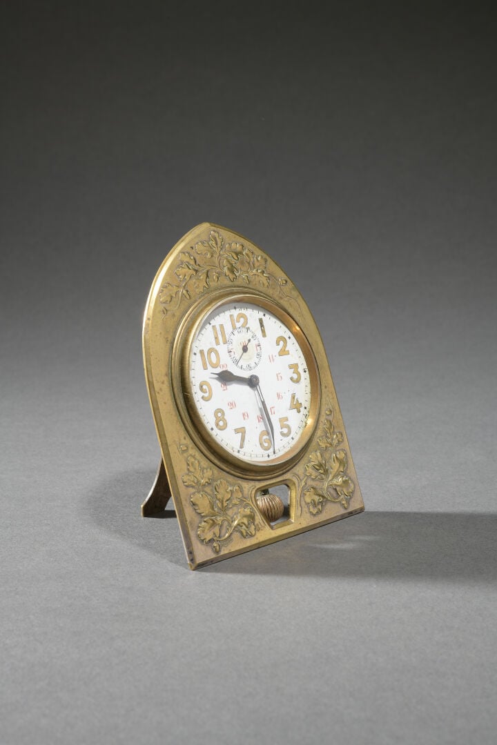 Pendulette de table de forme ogivale en bronze à décor en relief de feuille de…
