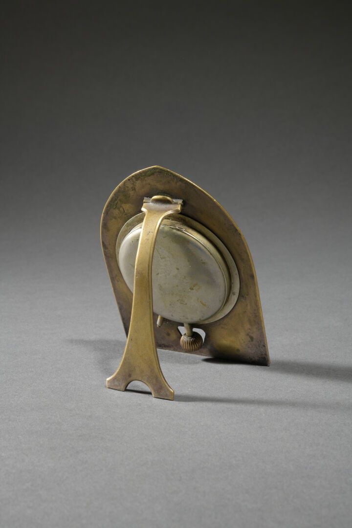 Pendulette de table de forme ogivale en bronze à décor en relief de feuille de…