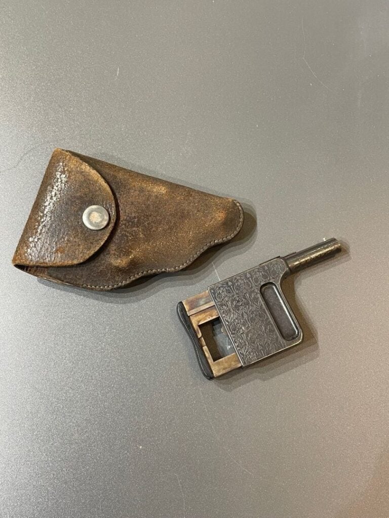 Pistolet à répétition Le Gaulois n°3, calibre 8 mm Canon rond. Carcasse poinçon…