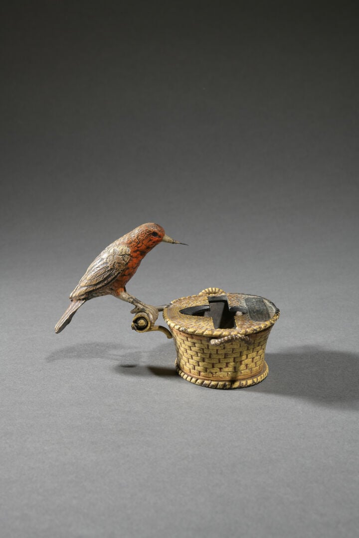 Pyrogène en bronze de Vienne à décor polychrome figurant un oiseau mobile picor…