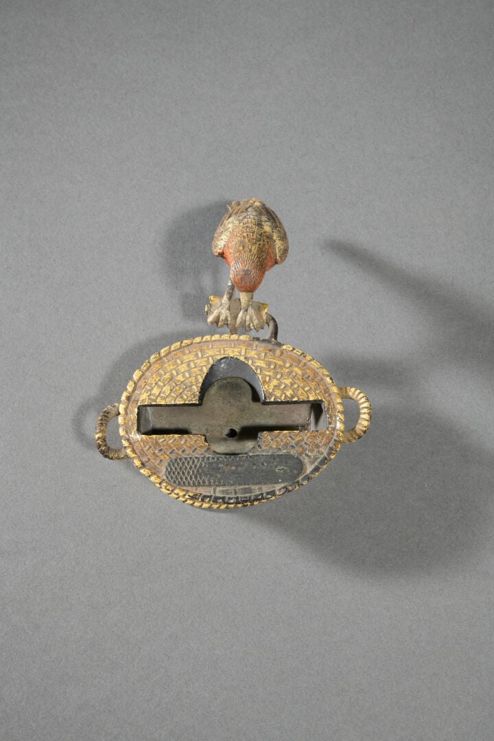 Pyrogène en bronze de Vienne à décor polychrome figurant un oiseau mobile picor…