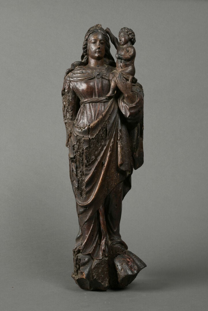 Vierge à l'Enfant en bois sculpté et polychromé, dos plat. - Debout, la Vierge…