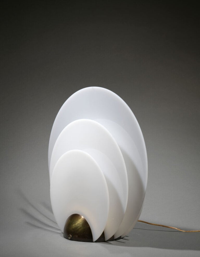 WESTWOOD INDUSTRIE - Lampe formée de cinq disques de plexiglas blanc reposant s…