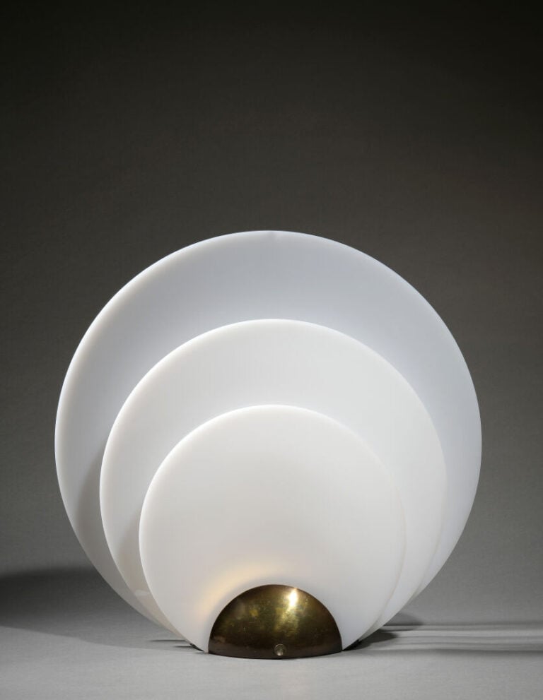 WESTWOOD INDUSTRIE - Lampe formée de cinq disques de plexiglas blanc reposant s…