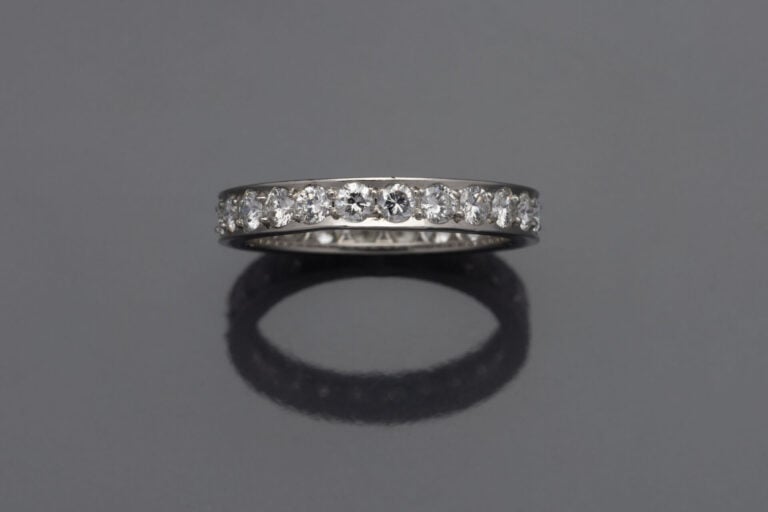 ALLIANCE en or gris (750°/°°) serti d'un alignement de diamants taille brillant…