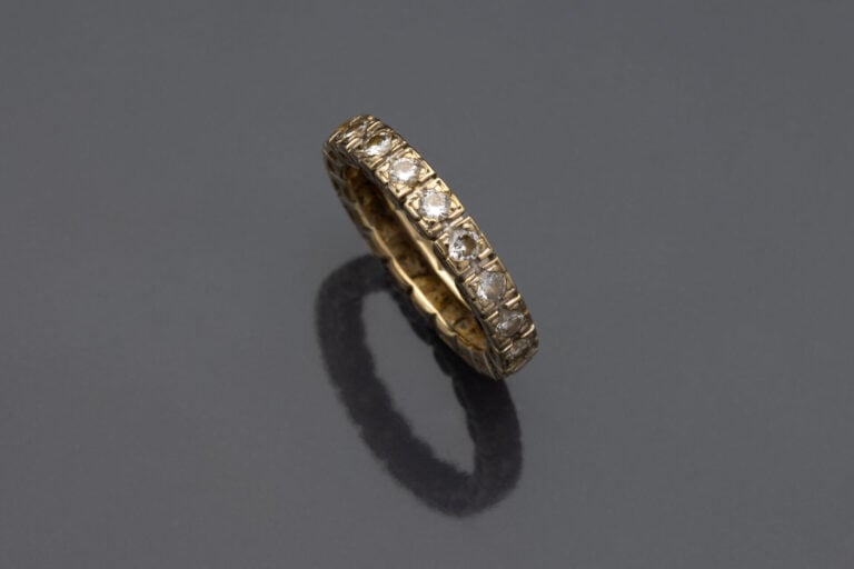 ALLIANCE en or gris (750°/°°) serti d'un alignement de diamants taille brillant…