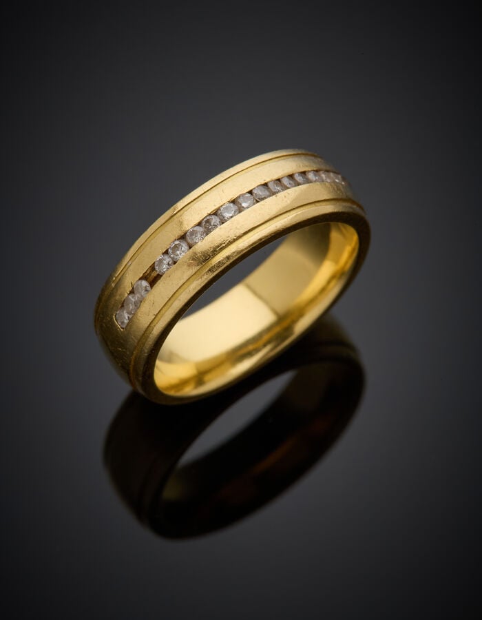 ALLIANCE en or jaune (750‰) serti d'un alignement de petits diamants taille bri…