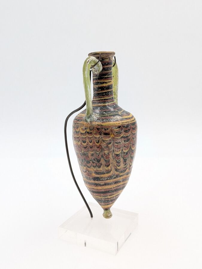 Amphorisque à panse tronconique terminée par un bouton, elle présente un décor…