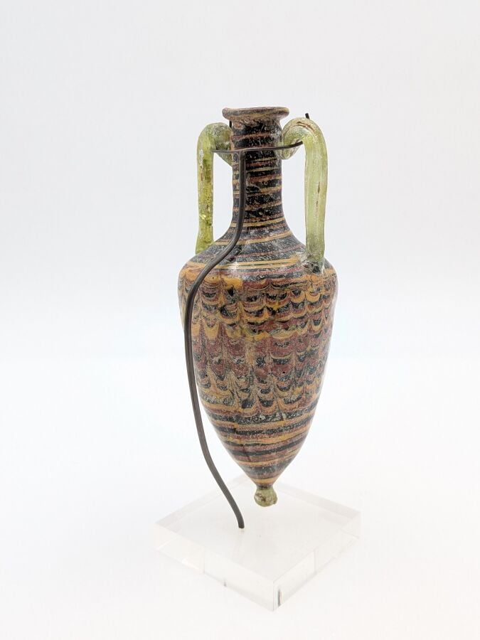 Amphorisque à panse tronconique terminée par un bouton, elle présente un décor…