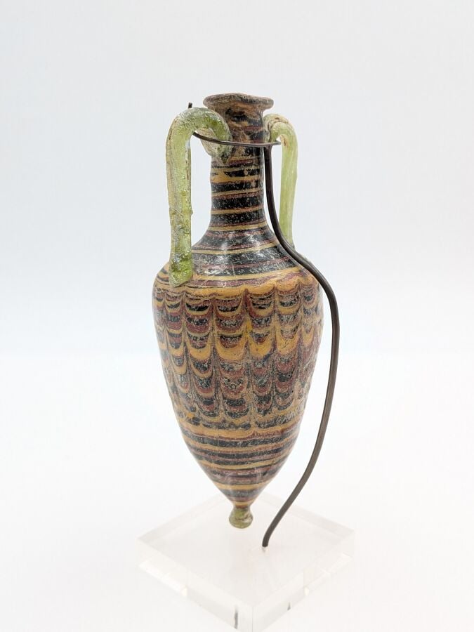 Amphorisque à panse tronconique terminée par un bouton, elle présente un décor…