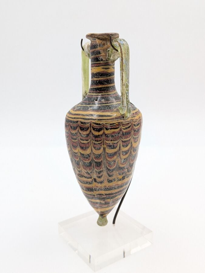 Amphorisque à panse tronconique terminée par un bouton, elle présente un décor…