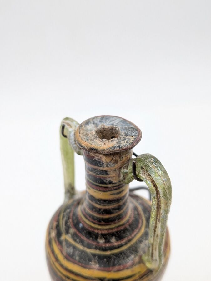 Amphorisque à panse tronconique terminée par un bouton, elle présente un décor…