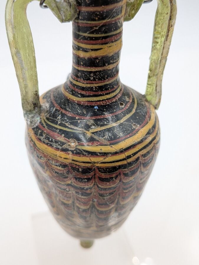 Amphorisque à panse tronconique terminée par un bouton, elle présente un décor…