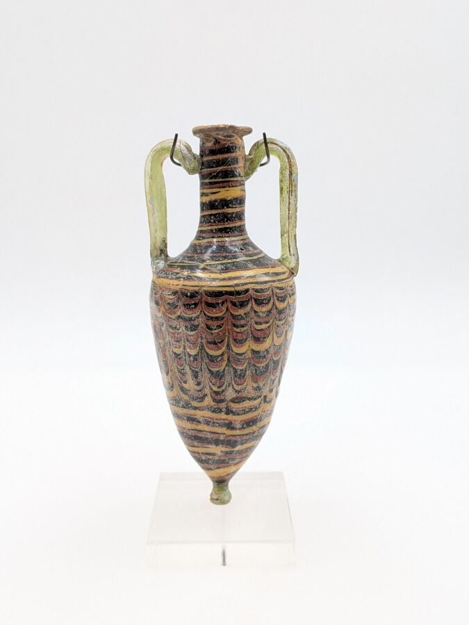 Amphorisque à panse tronconique terminée par un bouton, elle présente un décor…