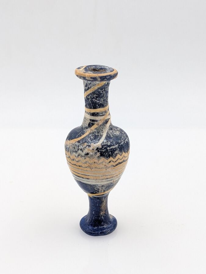 Amphorisque sur haut piédouche à décor de filets blancs et jaunes sur fond bleu.…