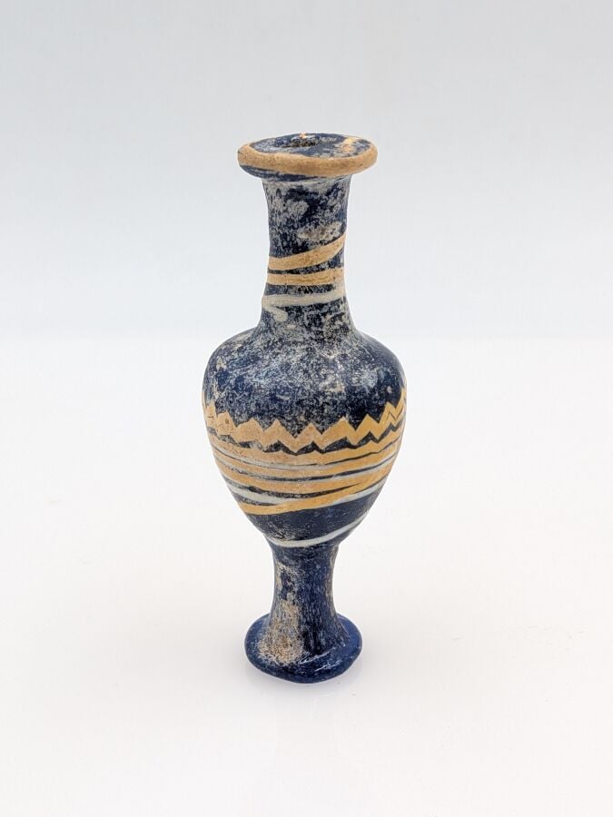 Amphorisque sur haut piédouche à décor de filets blancs et jaunes sur fond bleu.…