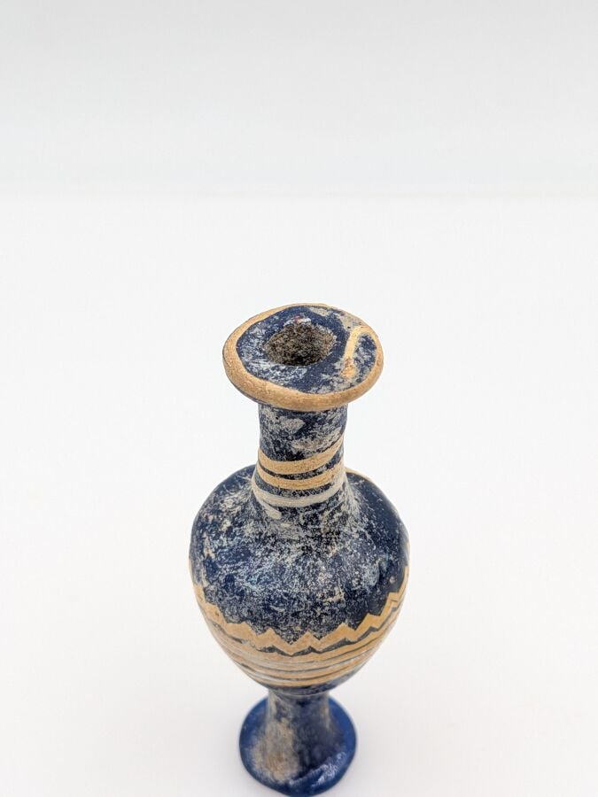 Amphorisque sur haut piédouche à décor de filets blancs et jaunes sur fond bleu.…