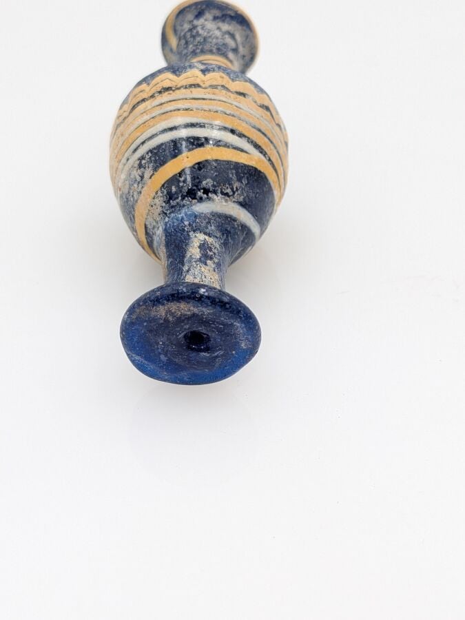Amphorisque sur haut piédouche à décor de filets blancs et jaunes sur fond bleu.…