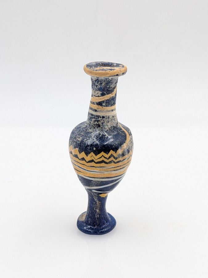 Amphorisque sur haut piédouche à décor de filets blancs et jaunes sur fond bleu.…