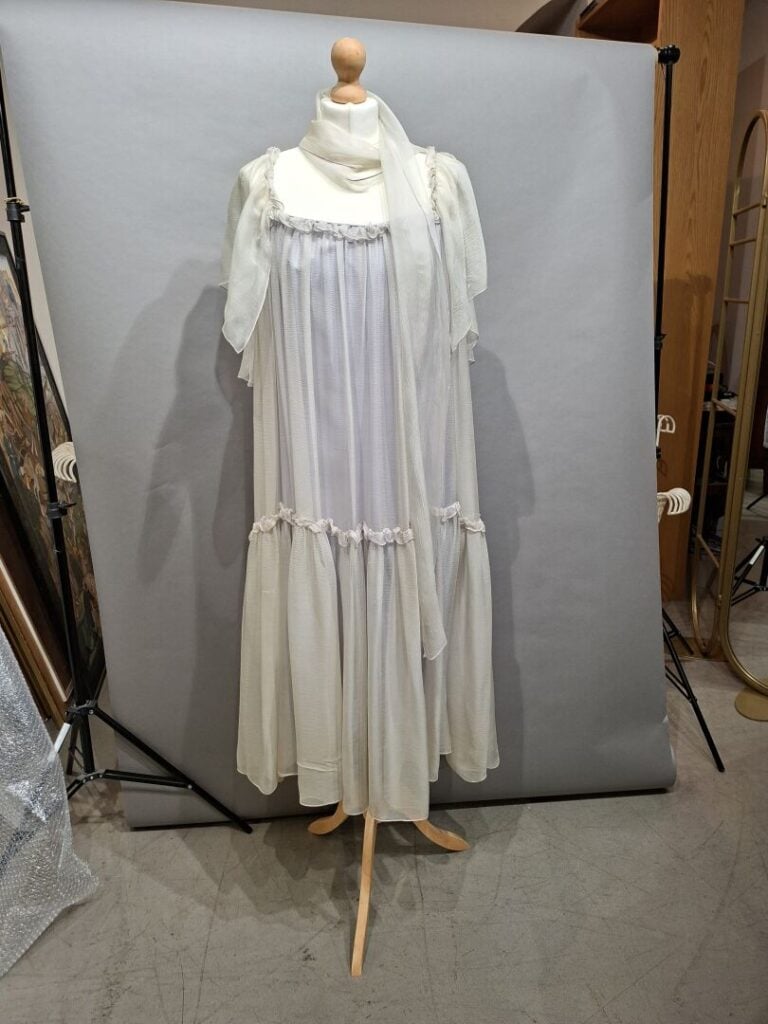 Ann MARKS Paris - Robe du soir en mousseline de soie grise, doublure soie viole…