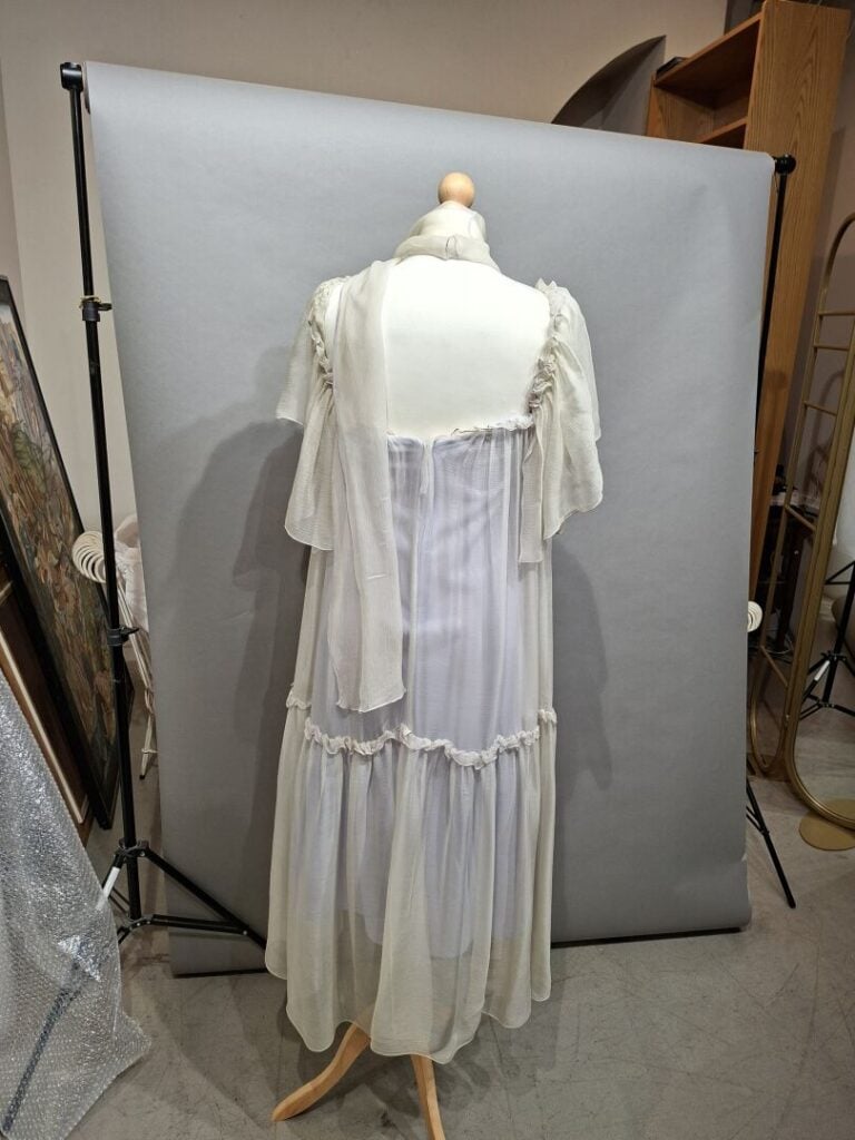 Ann MARKS Paris - Robe du soir en mousseline de soie grise, doublure soie viole…